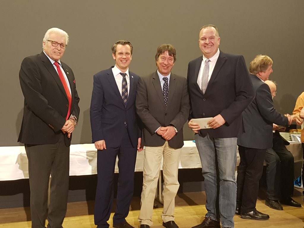 V.l.n.r.: Sportkreisvorsitzender Peter Dinkel, Stadtrat Dr. Felix Schwenke, Bürgermeister Peter Schneider und erster Vorsitzender Thorsten Kruppka 